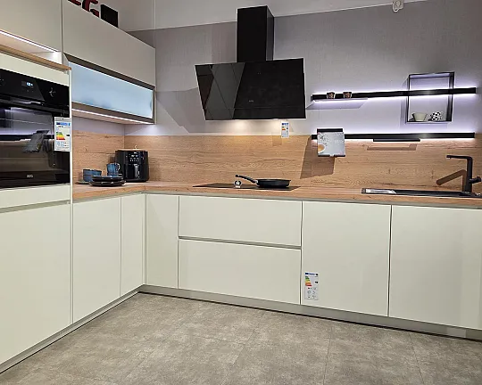 Grifflose L-Küche mit hochwertiger Geräteausstattung - 357 Senso, 488 Lack, weiß Premium matt