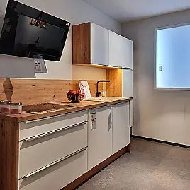 Küchenzeile mit Schrank u. Tisch