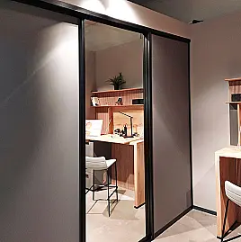 Kleiderschrank und Schreibtisch