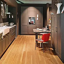 Küchenzeile mit Tisch und Schrank