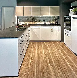 L-Küche mit Schrank