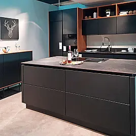 Küchenzeile mit Insel und Schrank