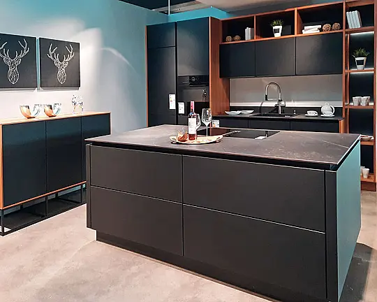 Küchenzeile mit Insel und Schrank - NX870 Vollkern Fenix onyxschwarz feinmatt
