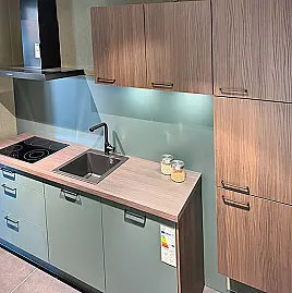 Küchenleiste mit Schrank u. Tisch