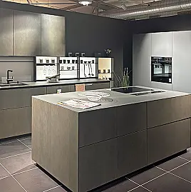 Küchenzeile mit Insel und Schrank