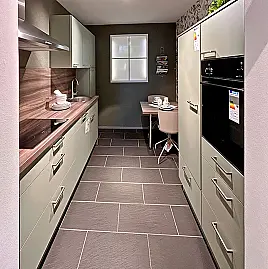 Küchenleiste mit Schrank u. Tisch