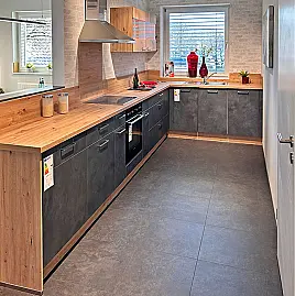 L-Küche mit Schrank