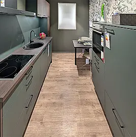 Küchenzeile mit Schrank u. Tisch