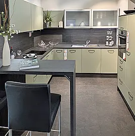 L-Küche mit Schrank