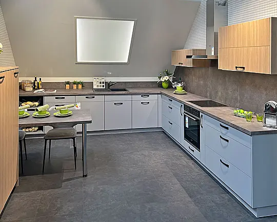 L-Küche mit Tisch und Schrank - Cindy Nebelgrau seidenmatt