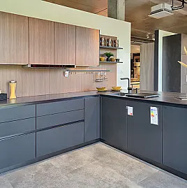 L-Küche mit Schrank