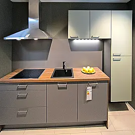 Küchenleiste mit Schrank u. Tisch