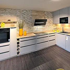 L-Küche mit Schrank u. Tisch