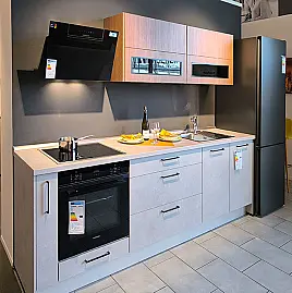 Küchenzeile mit Schrank
