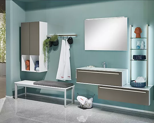 Exklusives Badezimmer mit Waschtisch - LED-Spiegel - Back-Light-Systemstollen - Laser