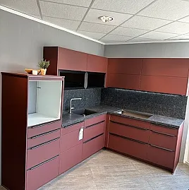 Moderne L-Küche mit Hochschrankzeile in Rostrot