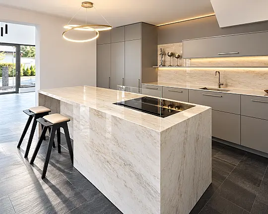 Monolith incl. Fronten Dekton Gloss - Insel Keramik Dekton Gloss Grifflosküche  kombiniert mit Fronten Matt Farbe Grau