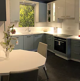 Moderne U Form  Wohnküche mit Essplatz