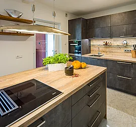 Dunkle Küche mit Holzkombination