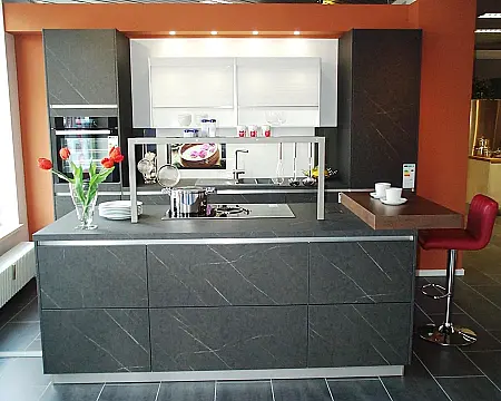 Häcker AV2045 Mattlack Marmor dunkel **SMART MONITOR Multimedia inklusive** · Stylische Inselküche mit Smart-Monitorsystem für alle Multimediaanwendungen