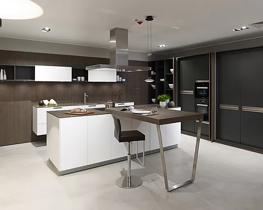 Ideale Küche für ein küchenintegriertes, offenes Wohnkonzept. - REDUZIERT  - SCHNAPPER - 2415 Luxio LX RA (Dd11)