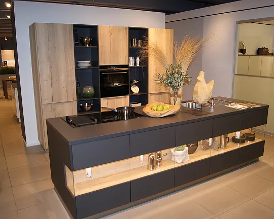 moderne Küche mit Longbord in anthrazit/mit Eiche kombiniert - PLANEO AF askjagrau mit Eiche kernbraunen Elementen