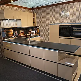 Grifflose Design Hochglanz-Lackküche L-Form mit Hochschrank-Modulen, Rückwandverkleidung, Granitarbeitsplatte und Glas-Nischenrückwand