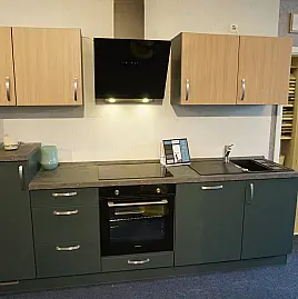 Kleine Zeile in Akzentfarbe Black green mit Absetzung Rillenoptik Soft Groove
