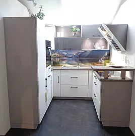 kleine moderne U Küche mit XL Höhe inkl. Miele/Siemens E-Geräte