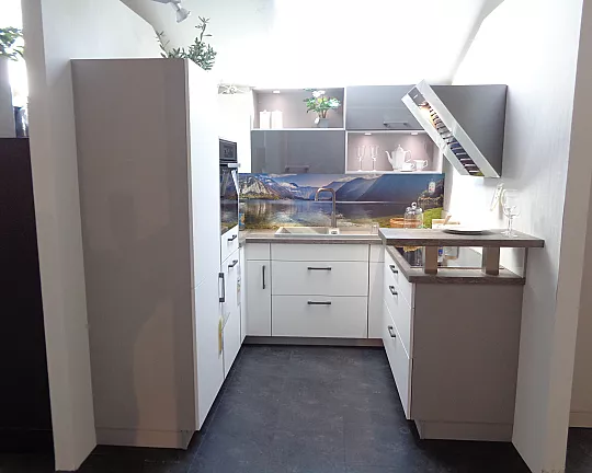 kleine moderne U Küche mit XL Höhe inkl. Miele/Siemens E-Geräte - Midland