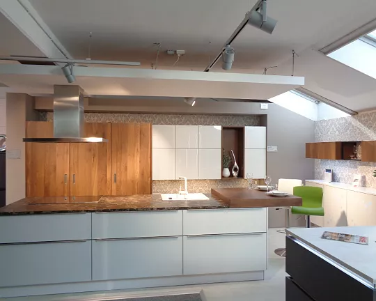 Nolte Moderne Wohnküche mit Insel - GlasTec