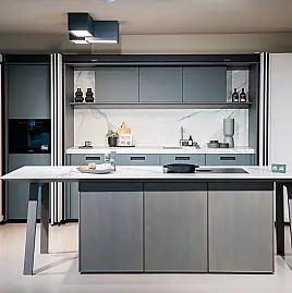 Elegante Küche mit Pocket Doors und Insel mit Holz und angenehmer Farb-Kombi