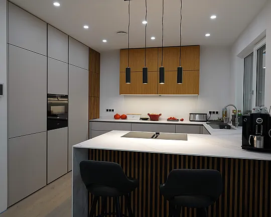 Individuell gefertigte Maßküche - exklusives Planungsbeispiel mit transparenter Kalkulation zur realistischen Budgeteinschätzung . - „Cashmere matt“