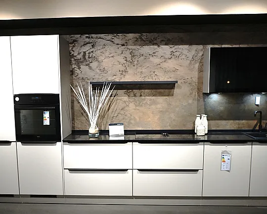 Sandbeige seidenmatt und Quarzstein Arbeitsplatte - Dassbach HNK 10