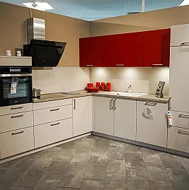 Moderne L-Küche Front Sandbeige Absetzungen Port-Rot inklusive Construkta Elektrogeräten