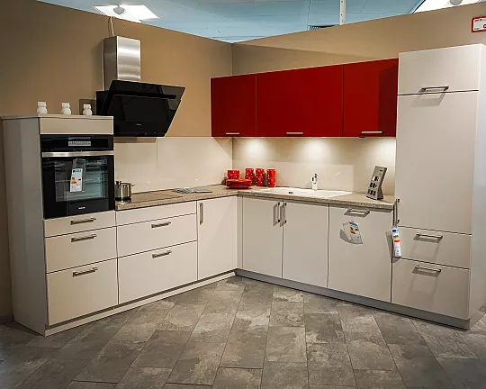 Moderne L-Küche Front Sandbeige Absetzungen Port-Rot inklusive Construkta Elektrogeräten - Porto 432 K07