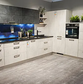 Moderne L-Küche mit Granit-Arbeitsplatte