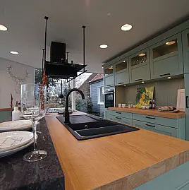 - Moderne Landhausküche mit Fronten in pastellgrün und Echtholz Eiche
