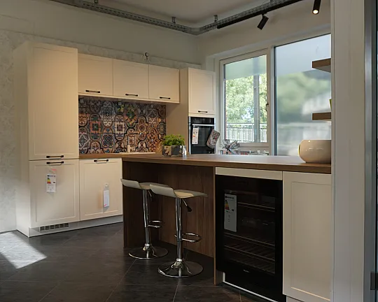 moderner Landhausstil - Kücheninsel mit Schrankzeile, Geräte von Miele und NEFF - Yukon Magnolia