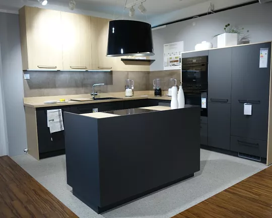 Moderne Einbauküche mit kleiner Kochinsel - XL Pur