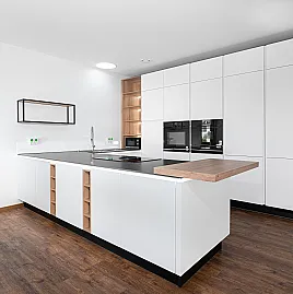 Moderne, grifflose U-Küche mit keramischer Arbeitsplatte