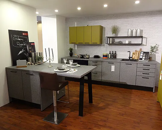 moderne 2 Zeilenküche mit Hochschranklösung - Alba - K035 Torino grau - Küche des Monats Juni