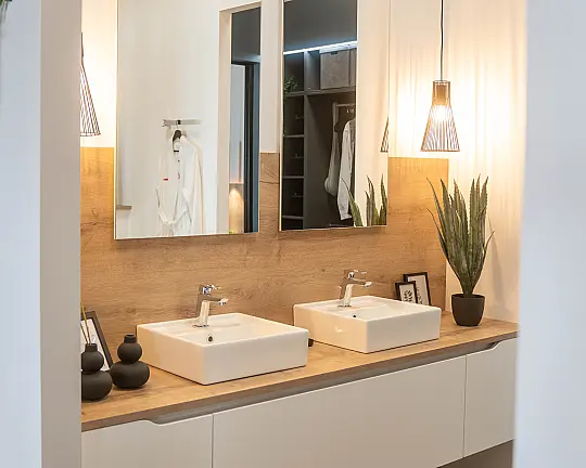 Elegantes Nobilia Badezimmer – Griffloses Design in warmem Weiß & Holzton - Easytouch: Alpinweiß ultramatt kombiniert mit Master Oak Nachbildung