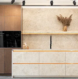 elegante Küche mit Keramikfronten und Lift-Bar