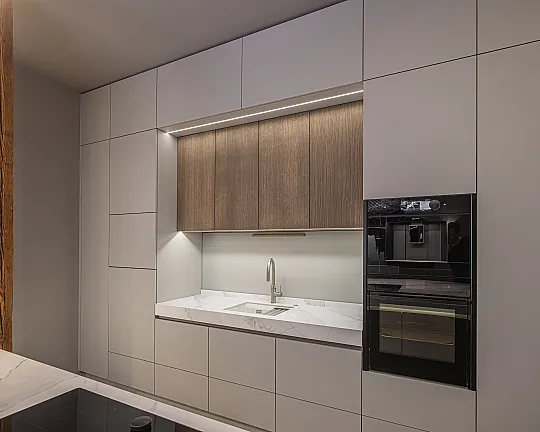 Einzigartiges Unikat mit edlem Holzfurnier, modernem Smartglas und eleganter SlimLine Arbeitsplatte! - Koje 1