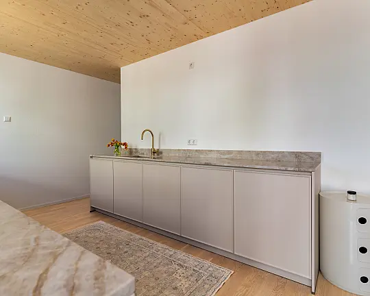 Moderne Küche mit exklusiver Stein-Arbeitsplatte - Systemat AV 5075 Crema-magnolie Mattlack