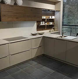 L-Küche mit freistehendem Hochschrankblock und Essplatz