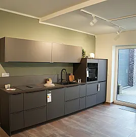 moderne Zeile mit Lacklaminat Front braun metallic