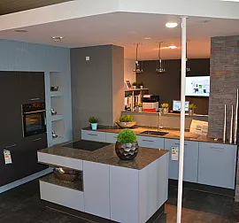 Moderne Inselküche mit Granit