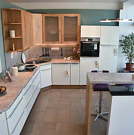 Moderne Winkelküche mit Barwinkel und Bosch-Geräten  >>viel Stauraum<<